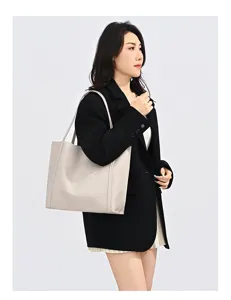 Femme élégante portant un grand sac cabas beige minimaliste pour le trajet quotidien