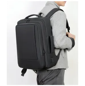 Detailweergave van een zwarte heren business laptoprugzak met USB-poort en ritsen