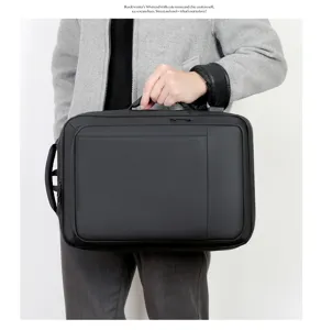 Grote zwarte zakelijke laptoptas voor heren, vastgehouden door een professioneel model