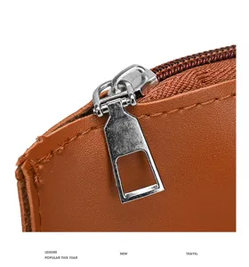 Vue macro détaillée de la fermeture éclair en métal et du cuir marron d'un sac cabas rétro