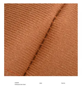 Vue rapprochée de la matière suédée marron et des coutures détaillées d'un sac cabas rétro