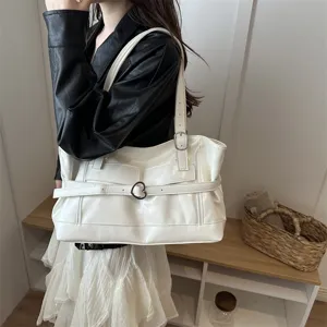 Sac cabas élégant en cuir verni blanc pour femme avec boucle en forme de cœur noir