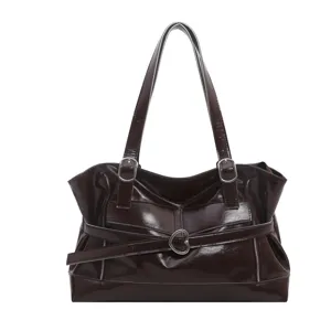 Sac cabas élégant marron foncé brillant avec boucle en cœur et grande capacité pour femme