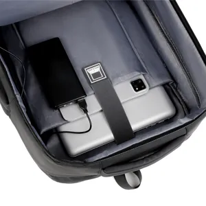 Binnenzicht van de ruime zakelijke laptoptas met diverse technische accessoires.