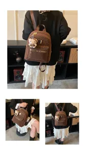 Detailaufnahmen eines stilvollen Vintage-Rucksacks mit Leopardenmuster und Plüschtier