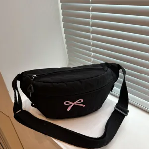 Minimalistische schwarze Stofftasche mit rosa Schleifenstickerei auf weißem Grund