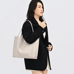 Mannequin asiatique portant un grand sac cabas beige minimaliste pour le travail