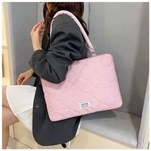Sac fourre-tout pour ordinateur matelassé rose élégant porté par un mannequin