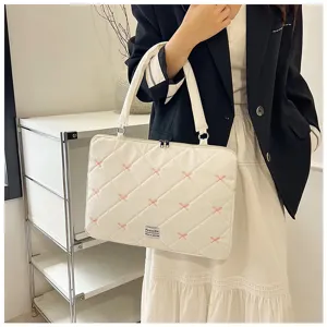 Sac à main blanc matelassé pour ordinateur avec broderies de nœuds roses mignons