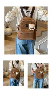 Detailansicht des Vintage-Rucksacks mit Leopardenmuster und süßem Schlüsselanhänger