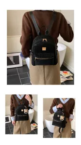 Detailansicht eines schwarzen Leoparden-Rucksacks mit Hello Kitty Anhänger und Goldreißverschlüssen