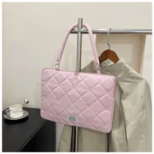 Détail de la sacoche rose matelassée pour ordinateur avec broderie nœud et poignée.