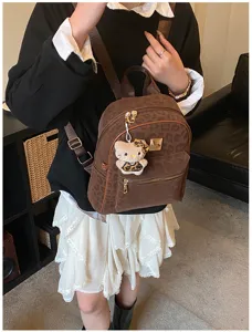 Brauner Rucksack mit Leopardenmuster und Hello Kitty Anhänger