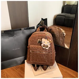 Detailansicht eines Vintage-Rucksacks mit Leopardenmuster und Plüsch-Anhänger