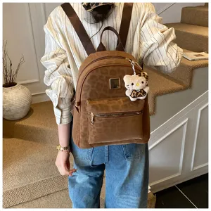 Detailansicht eines Vintage-Rucksacks mit Leopardenmuster, getragen von einem Modell