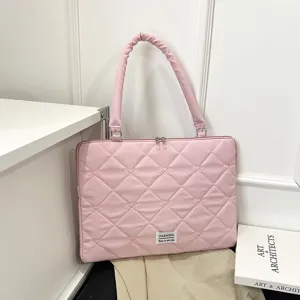 Sac d'ordinateur portable matelassé rose minimaliste avec broderie de nœuds