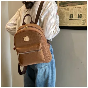 Lifestyle-Foto einer Frau mit einem Vintage-Rucksack mit Leopardenmuster auf Reisen