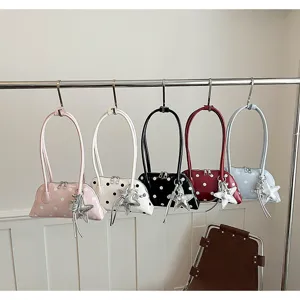 Gedetailleerde weergave van vijf kleurrijke bowlingtassen met stippen en sterhangers.