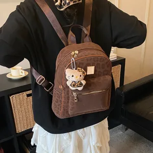 Stilvoller Vintage-Rucksack mit Leopardenmuster für Damen und einem süßen Plüsch-Anhänger