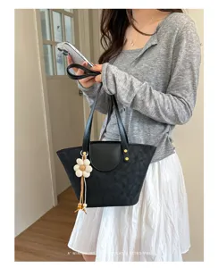 Borsa a spalla minimalista in camoscio nero con ciondolo a forma di fiore