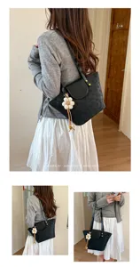 Viste dettagliate di una borsa tote nera minimalista con ciondolo a forma di fiore