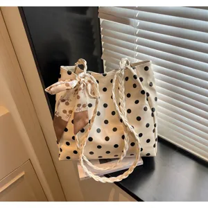 Cremefarbene Polka-Dot-Tragetasche mit geflochtenen Henkeln und Tuch