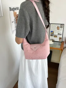 Sac croissant rose tendance avec motif d'étoiles, détails du sac à bandoulière style français