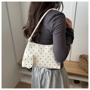 Bolso de hombro blanco con lunares negros y mini monedero a juego elegante