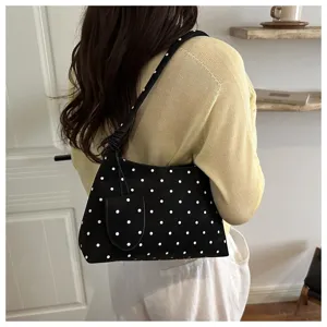 Elegante bolso de hombro negro con lunares blancos y pequeño estuche a juego chic