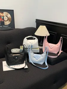 Vue détaillée des sacs demi-lune au design français avec motifs étoilés en quatre couleurs