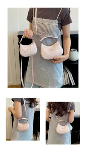 Vue détaillée du mini sac rose à pois avec nœud porté par un mannequin