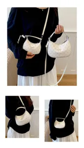 Vue détaillée montrant des sacs à pois blancs avec nœud en petite et mini taille.