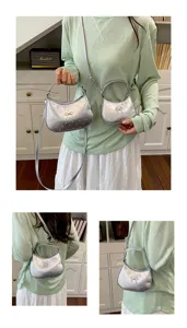 Vue détaillée du mini sac argenté à pois élégant avec un accessoire en forme de nœud