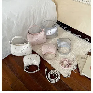 Collection de mini sacs portés épaule à pois avec nœud en blanc, rose et argent brillant.