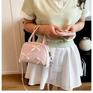 Detailansicht der rosa Handtasche mit Spitzen-Punkten und Schleifenakzenten