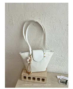 Borsa tote minimalista in pelle bianca con ciondolo a fiore e sofisticato stile retrò
