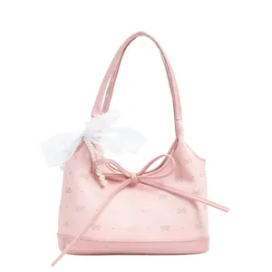 Elegante borsa a spalla rosa con fiocco a farfalla e ciondolo di perle per donna