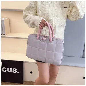 Modella con borsa imbottita per laptop color lavanda e rosa con doppi manici