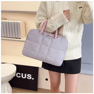 Borsa imbottita per laptop 14-16 pollici color lilla indossata da una modella asiatica