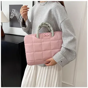 Vista dettagliata di una borsa per laptop rosa trapuntata da 14 pollici con manici