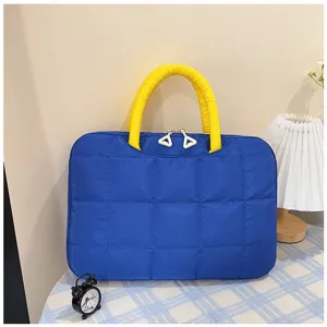 Vista dettagliata della borsa imbottita blu per laptop 14-16 pollici con manici gialli