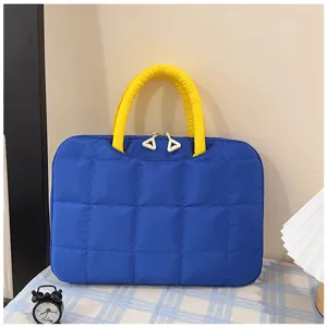 Borsa per laptop blu trapuntata con manici imbottiti gialli e dettagli cerniera