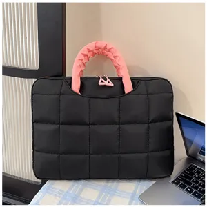 Borsa per laptop da 14 pollici trapuntata nera con manici rosa a balze e cerniere.