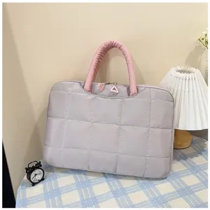 Borsa per laptop trapuntata grigia e rosa per notebook da 14-16 pollici in un ambiente accogliente