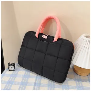 Borsa per laptop trapuntata nera con morbidi manici rosa e cursori a triangolo