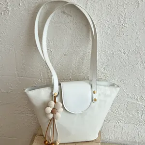 Borsa Tote da Donna Minimalista in Pelle PU con Ciondolo a Fiore Tinta Unita Borsa a Spalla a Secchiello Casual Quotidiana per Donna