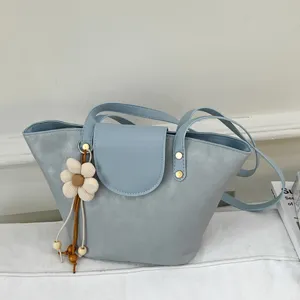 Elegante borsa a secchiello in pelle azzurra con ciondolo a fiore per l'uso quotidiano