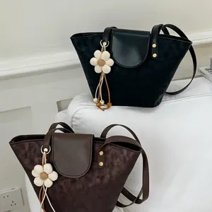 Elegante borsa a secchiello minimalista con ciondolo floreale in nero e marrone