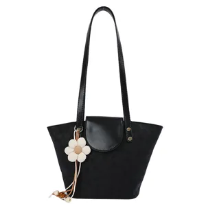 Elegante borsa a secchiello nera scamosciata con ciondolo a forma di fiore