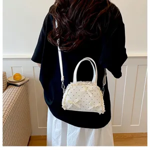 Rückansicht einer weißen Handtasche mit Spitze, Punkten und Schleifen-Details